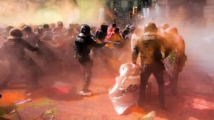 Los Mossos cargan contra independentistas que intentaban oponerse a la manifestación del sindicato policial Jusapol