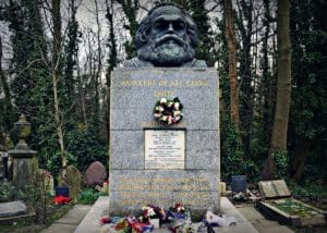 Tumba de Karl Marx en Highgate Cemetery (Londres, Reino Unido)