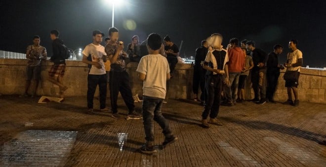 Jóvenes y menores extranjeros en las calles de Melilla.- José Palazón