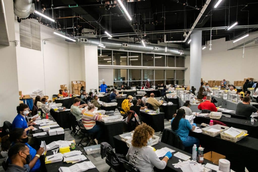 Los empleados de la Junta de Registro y Elecciones del Condado de Fulton procesan las papeletas en Atlanta, Georgia, el 4 de noviembre de 2020 (Brandon Bell / Reuters).