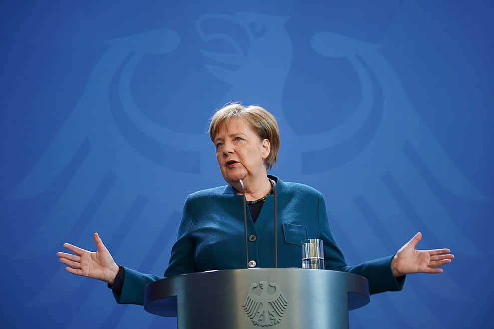 La canciller alemana Angela Merkel habla durante una conferencia de prensa antes de reunirse con los líderes económicos y sindicales en la Cancillería el 13 de marzo de 2020 en Berlín, Alemania. (Foto de Hayoung Jeon – Pool / Getty Images)