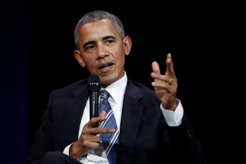 El expresidente de Estados Unidos Barack Obama habla durante una conferencia en París, Francia, el 2 de diciembre de 2017.