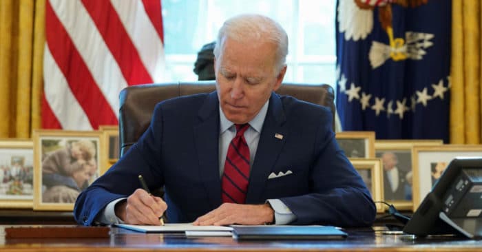 El presidente de Estados Unidos, Joe Biden, firma las órdenes ejecutivas que refuerzan el acceso a la asistencia sanitaria asequible en la Casa Blanca, en Washington, Estados Unidos, el 28 de enero de 2021. (REUTERS/Kevin Lamarque)