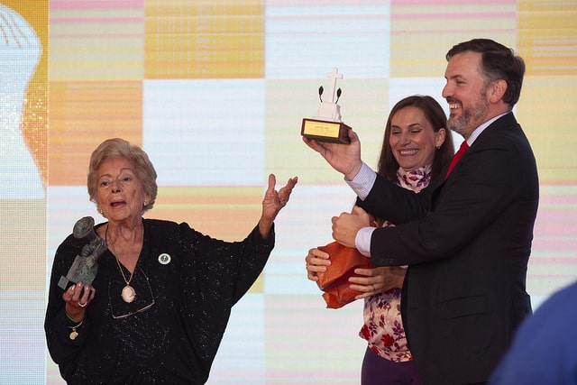 Teresa Agulló, Premio HazteOir.org 2018, entrega a Ignacio Arsuaga una réplica de la cruz de Callosa de Segura en presencia de Blanca Escobar. /HO
