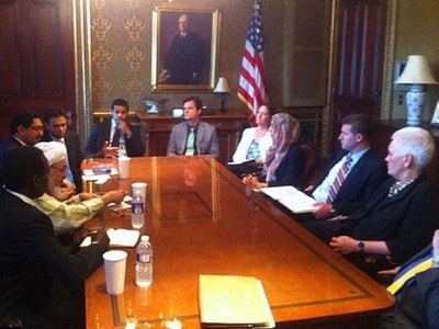 Reunión del Consejo de Seguridad Nacional en la Casa Blanca, el 13 de ‎junio de 2013, o sea bajo la administración Obama. El personaje con turbante blanco y gafas, sentado del lado izquierdo de la mesa, es el jeque Abdallah ben Bayyah, segundo del ‎dirigente de la Hermandad Musulmana, Yussef al-Qaradawi. ‎