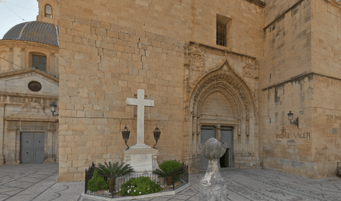 Cruz de la plaza de la Iglesia de San Martín en Callosa de Segura / Google Maps