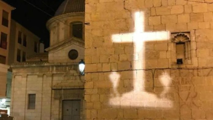 La Policía multa con cien euros al día a la vecina que proyecta la imagen de la Cruz de Callosa de Segura.