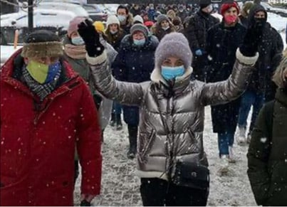 La mujer de Navalny acompañada de un activista con una máscara con los colores de la bandera ucraniana