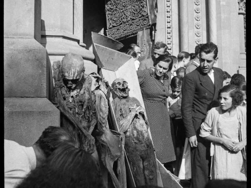[Exhibición de las momias de las monjas, convento de las Salesas], Paseo de Sant Joan, Barcelona, julio de 1936.