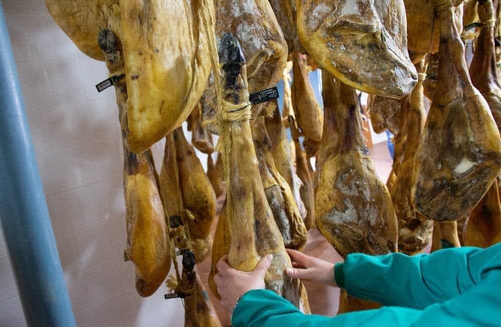 Patas de jamón ibérico de la empresa Jierrito Alto, en Extremadura. | Foto: Diego Casillas (Europa Press) 