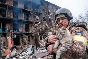 Es evidente que la humanidad del soldado ucraniano supera a la de los violadores rusos