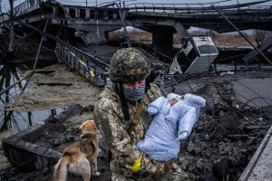 Soldado ucraniano salva in extremis a un bebé