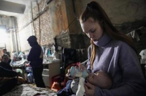 Sin luz, ni calefacción... una joven madre da el biberón a su bebé. ¿Así "desnacifica" Putin?