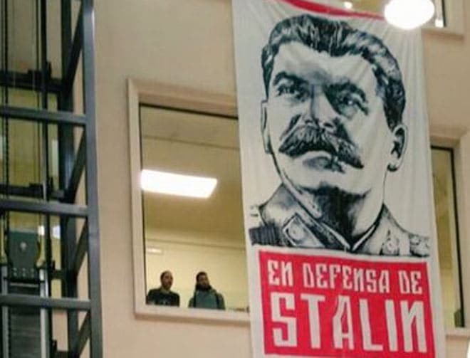 Malnacidos cuelgan  cartel a favor de  Stalin.